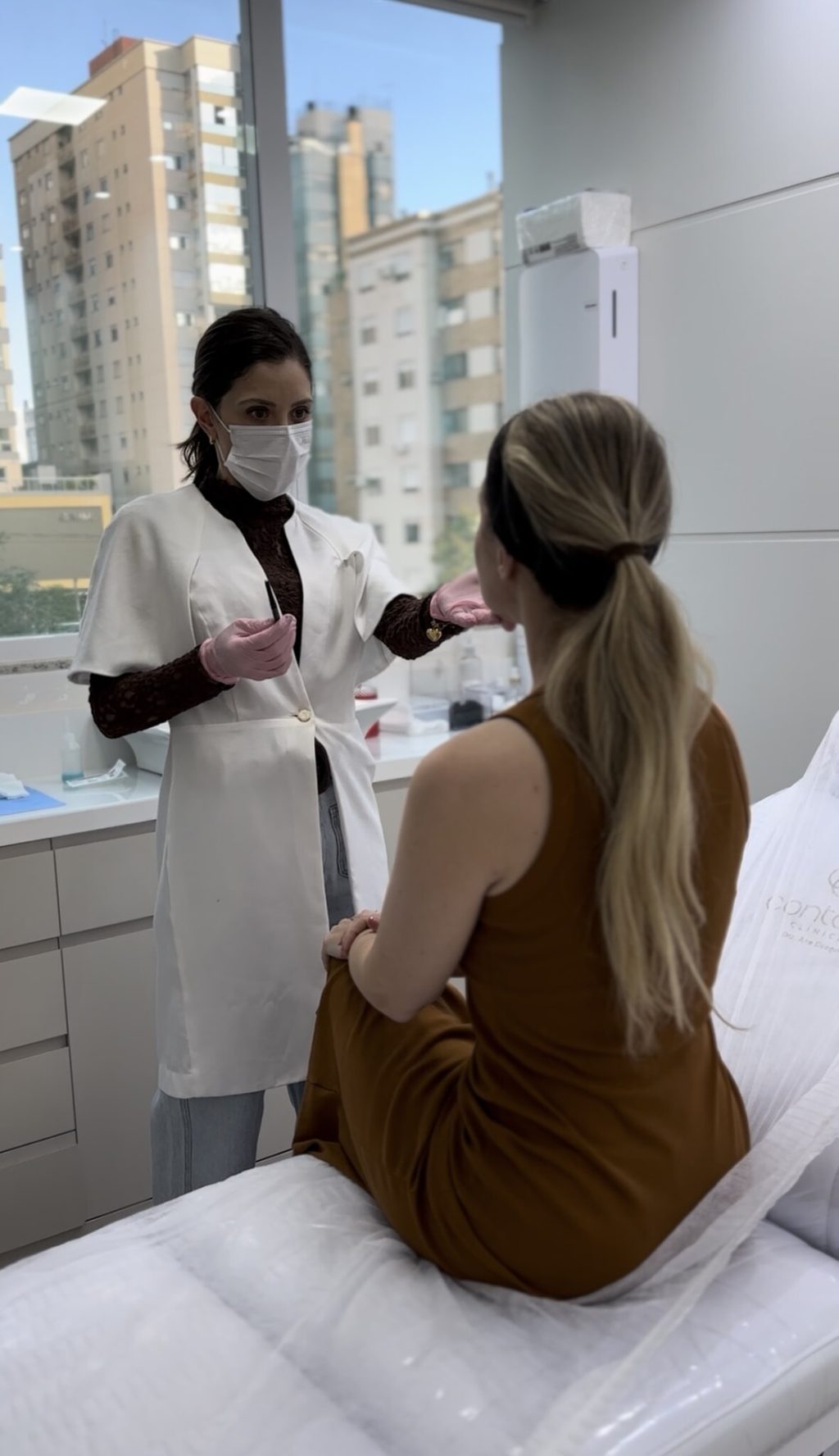 Atendimento dermatológico da Dra. Ana Dengo na Clínica Contour